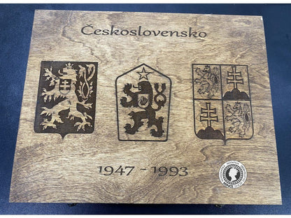 Luxusná drevená kazeta s troma plátami na Československé pamätné mince 1947-1993